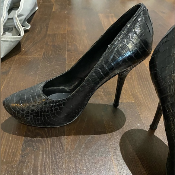 7.5 black “snake skin” Elizabeth and James heels - Picture 2 of 4